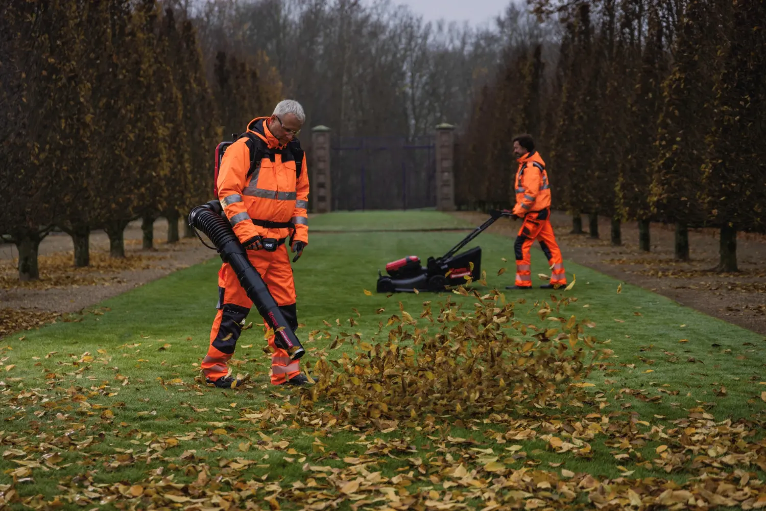 Mann mäht das Gras von Blue Parts GmbH